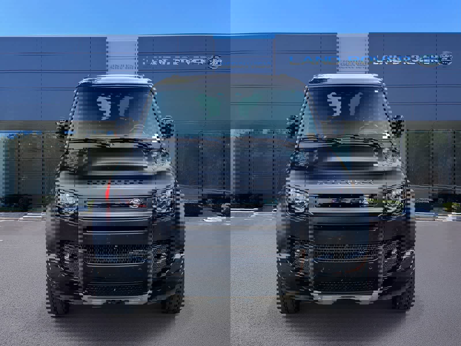 Used 2023 Land Rover Defender 130 X-Dynamic SE image 2