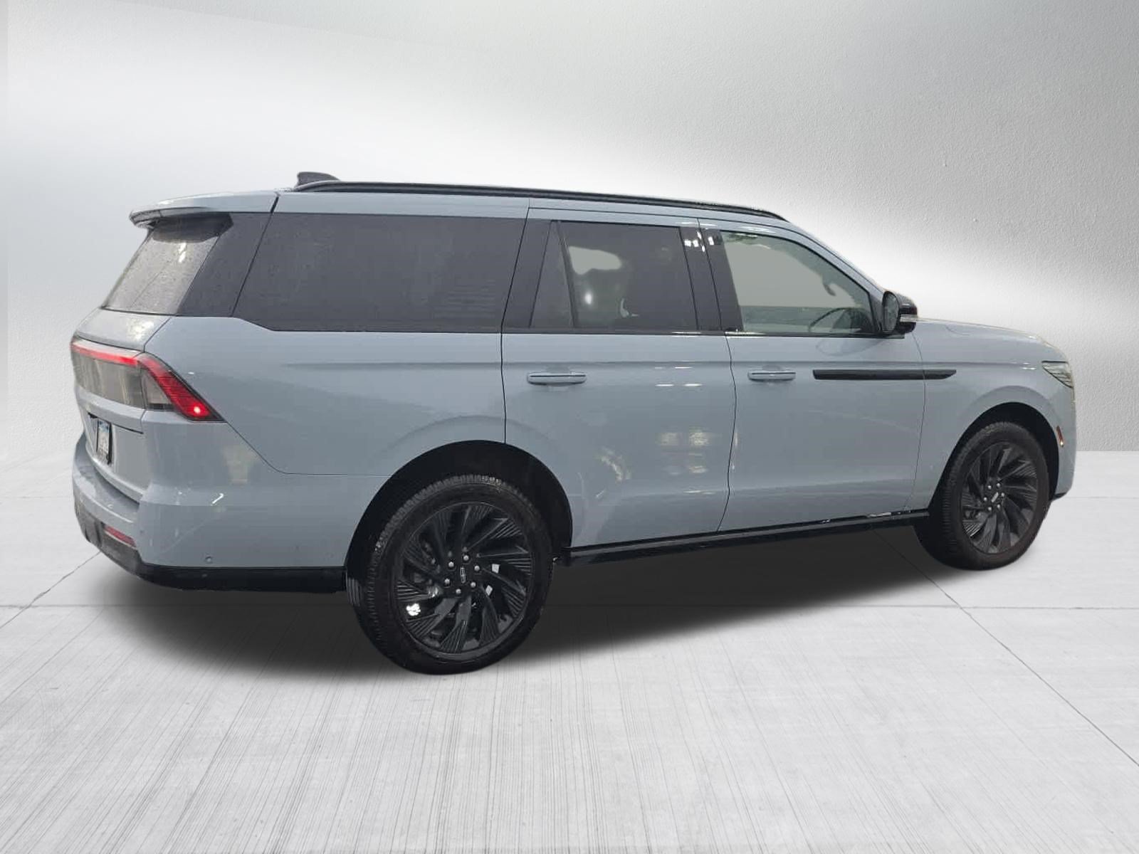 Used 2025 Lincoln Navigator Reserve w/ Jet Appearance Package AWD/4WD image 3