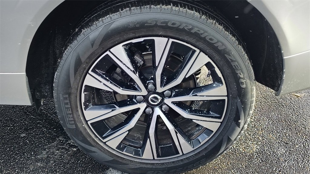 Certified 2023 Volvo XC60 B5 Plus w/ Climate Package image 29