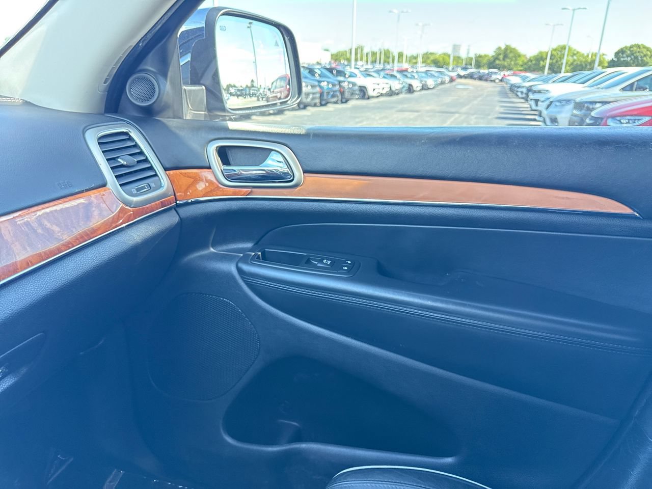 Used 2012 Jeep Grand Cherokee Overland AWD/4WD image 25