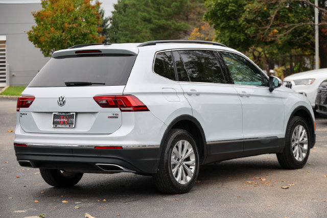 Used 2018 Volkswagen Tiguan SE w/ Panoramic Sunroof Package AWD/4WD image 3