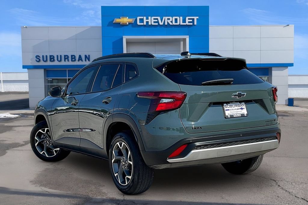 Used 2025 Chevrolet Trax LT w/ Sunroof Package FWD image 3