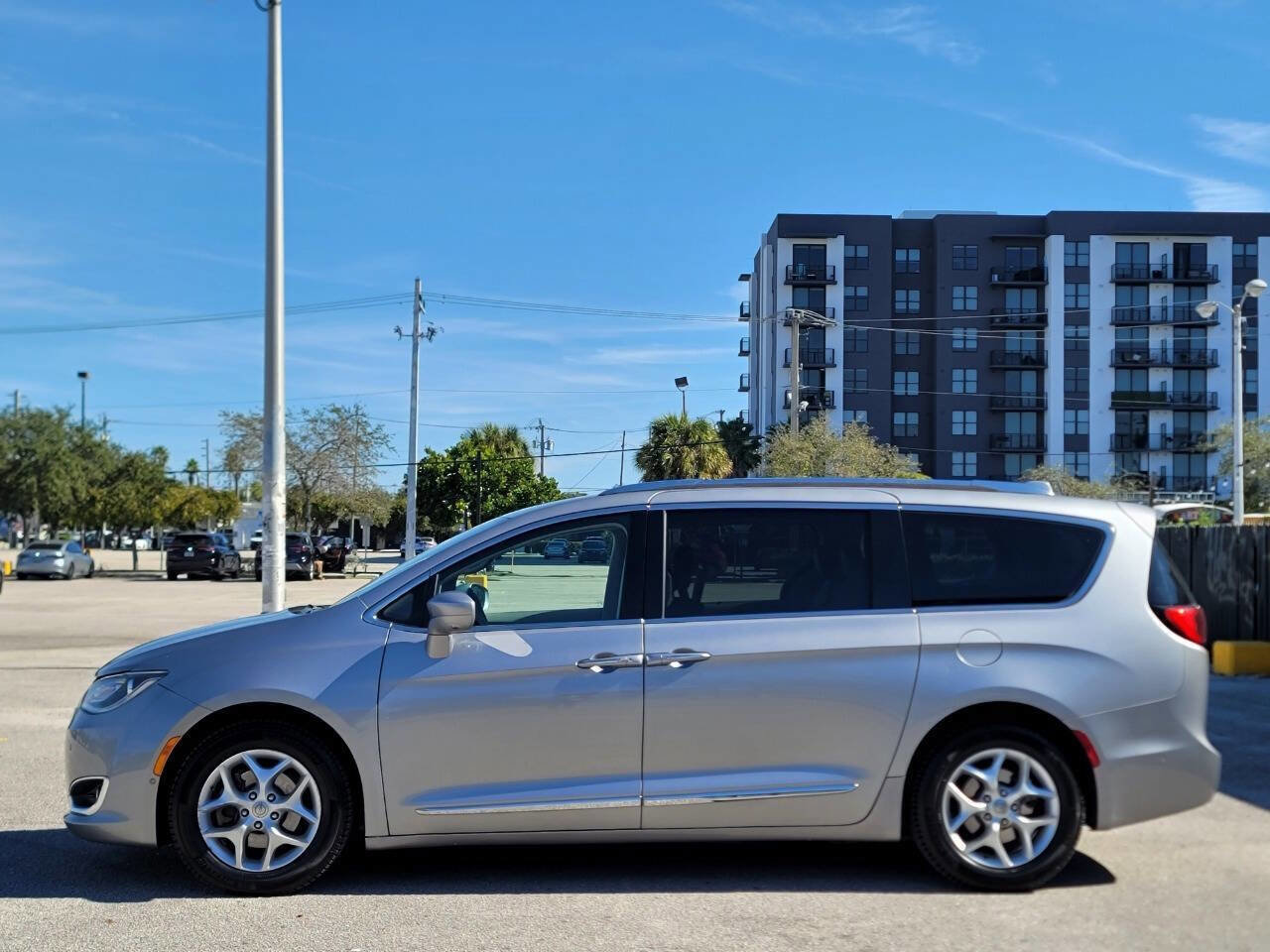 Used 2018 Chrysler Pacifica Touring-L Plus w/ Advanced Safetytec Group image 11