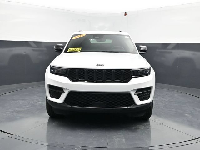 Used 2025 Jeep Grand Cherokee Altitude AWD/4WD image 2