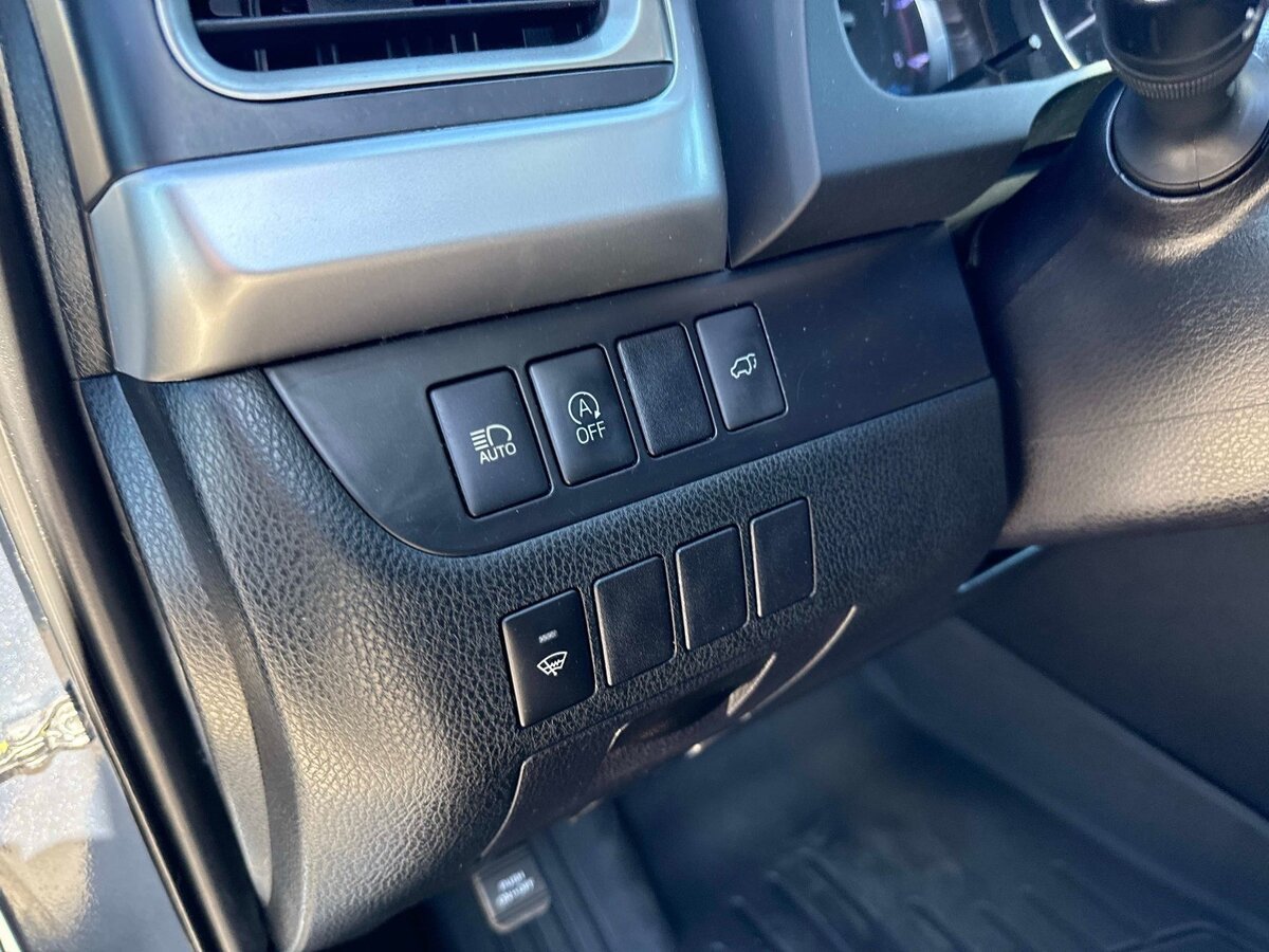Used 2019 Toyota Highlander XLE FWD image 19