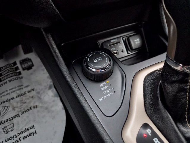 Used 2015 Jeep Cherokee Latitude w/ Comfort/Convenience Group AWD/4WD image 27