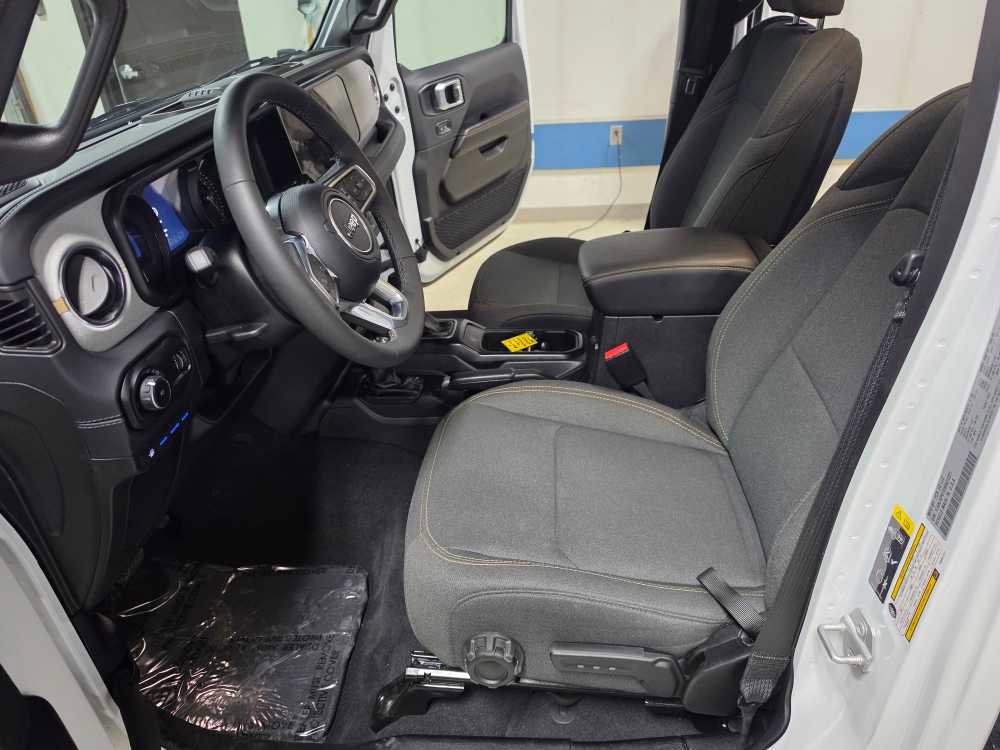 Used 2025 Jeep Wrangler Unlimited Sahara AWD/4WD image 15