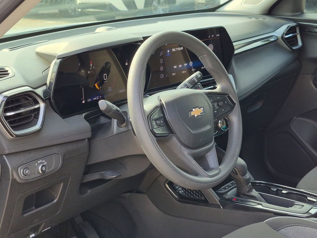 Used 2025 Chevrolet TrailBlazer LT AWD/4WD image 14