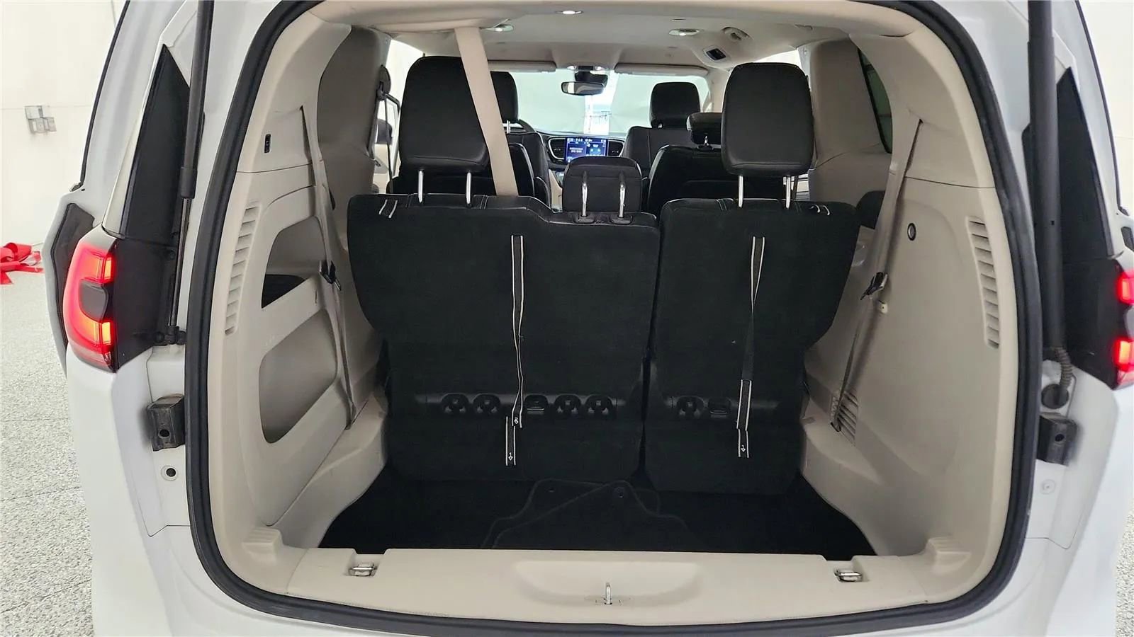 Used 2023 Chrysler Pacifica Touring-L FWD image 19