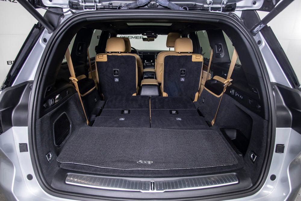 Used 2025 Jeep Grand Cherokee L Summit AWD/4WD image 9