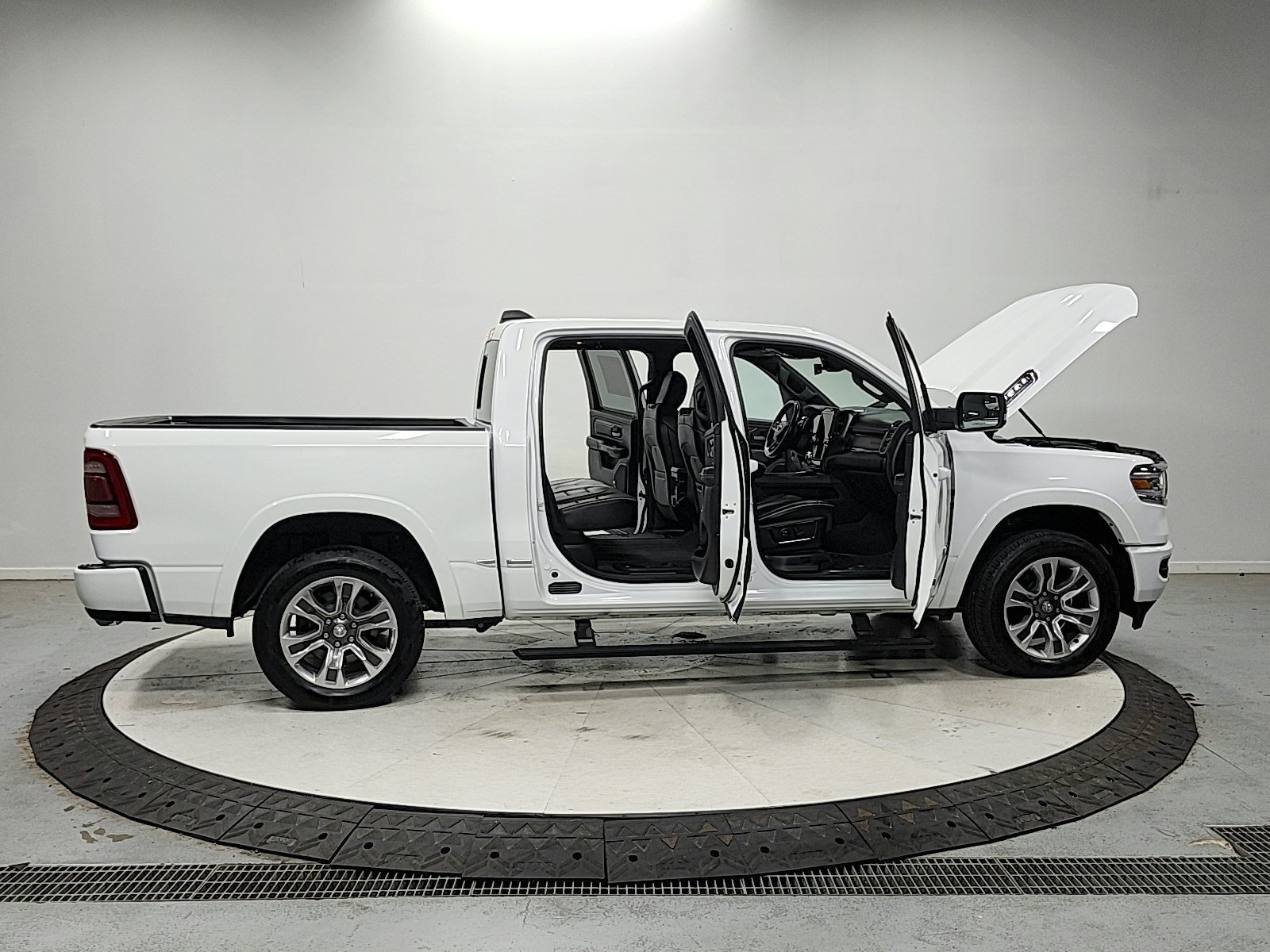 Used 2023 RAM 1500 Limited w/ Body Color Bumper Group AWD/4WD image 26