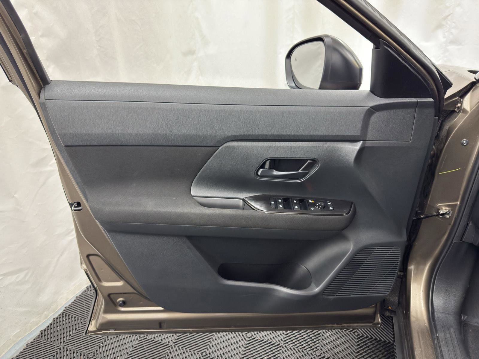 Used 2025 Nissan Kicks S AWD/4WD image 13
