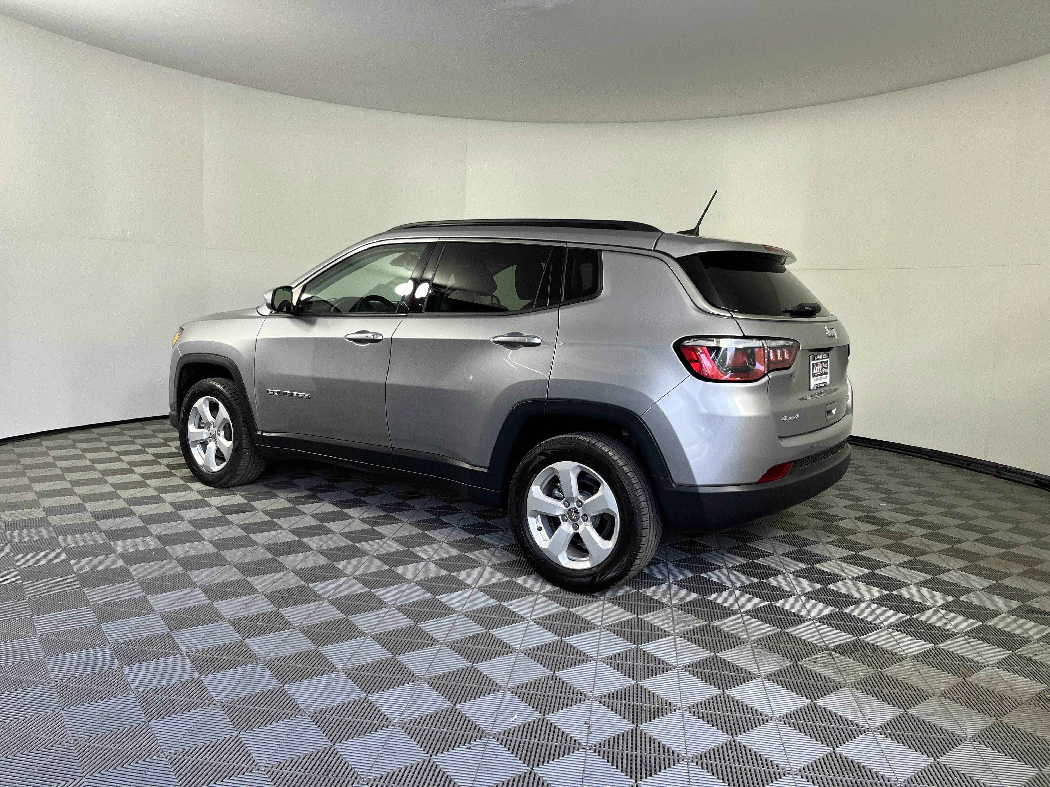 Used 2019 Jeep Compass Latitude w/ Cold Weather Group image 2