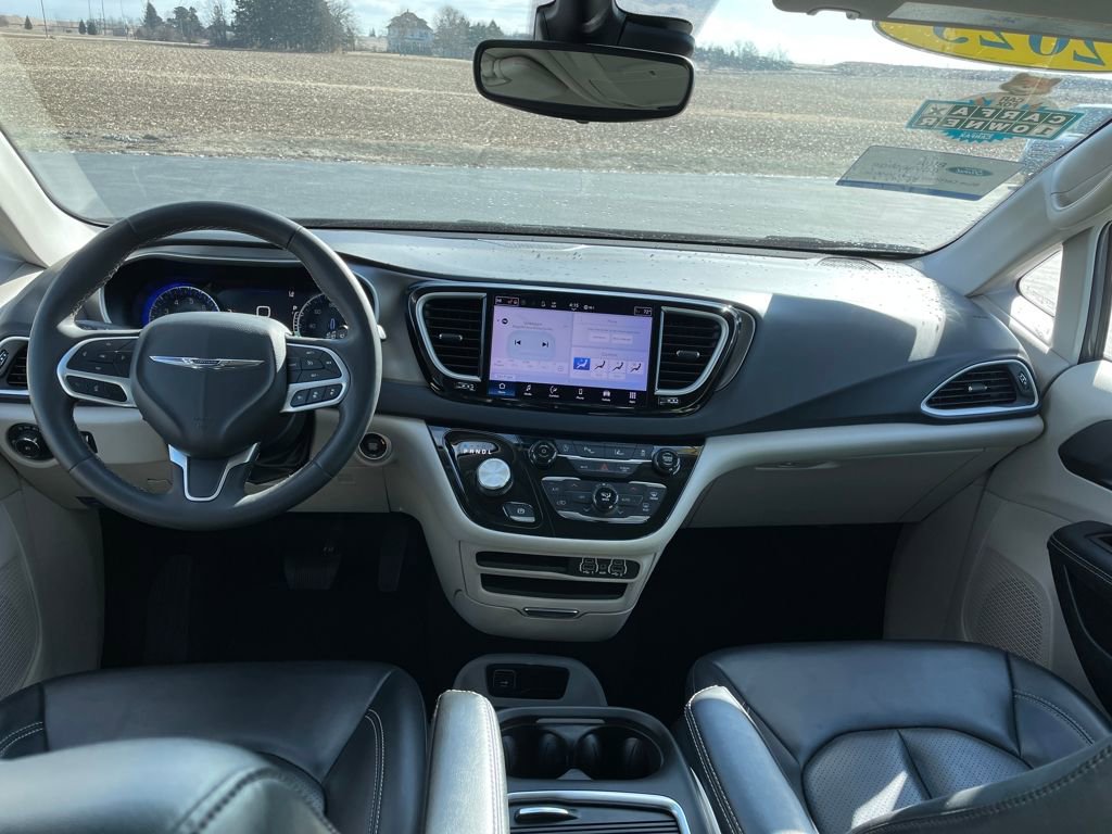 Used 2023 Chrysler Pacifica Touring-L image 17