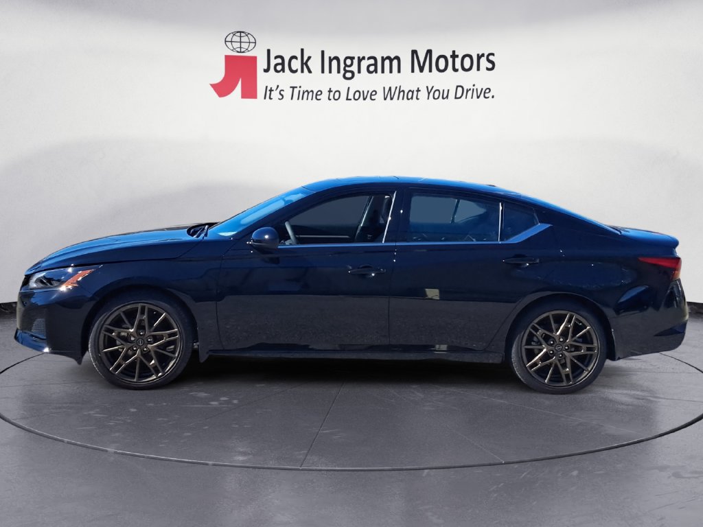 Used 2025 Nissan Altima 2.5 SR w/ SR Premium Package FWD image 2