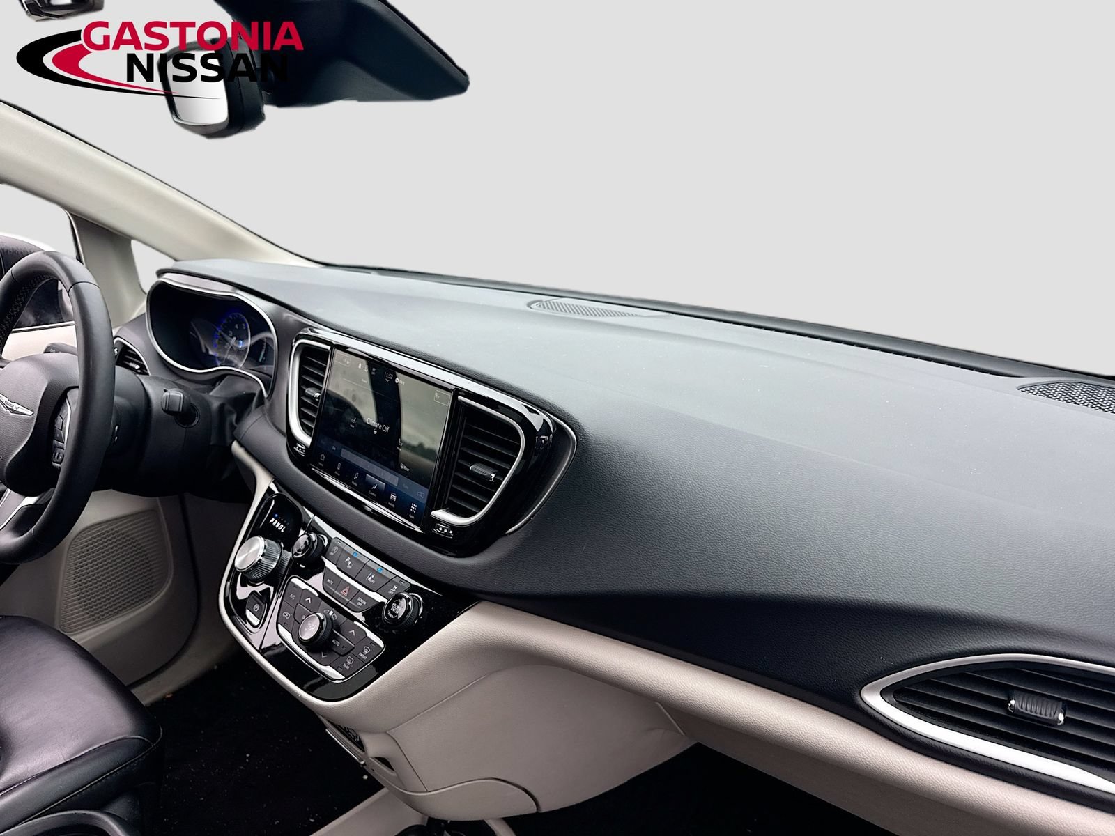 Used 2023 Chrysler Pacifica Touring-L FWD image 39