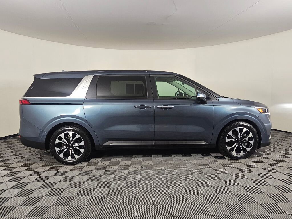 Used 2024 Kia Carnival EX image 2
