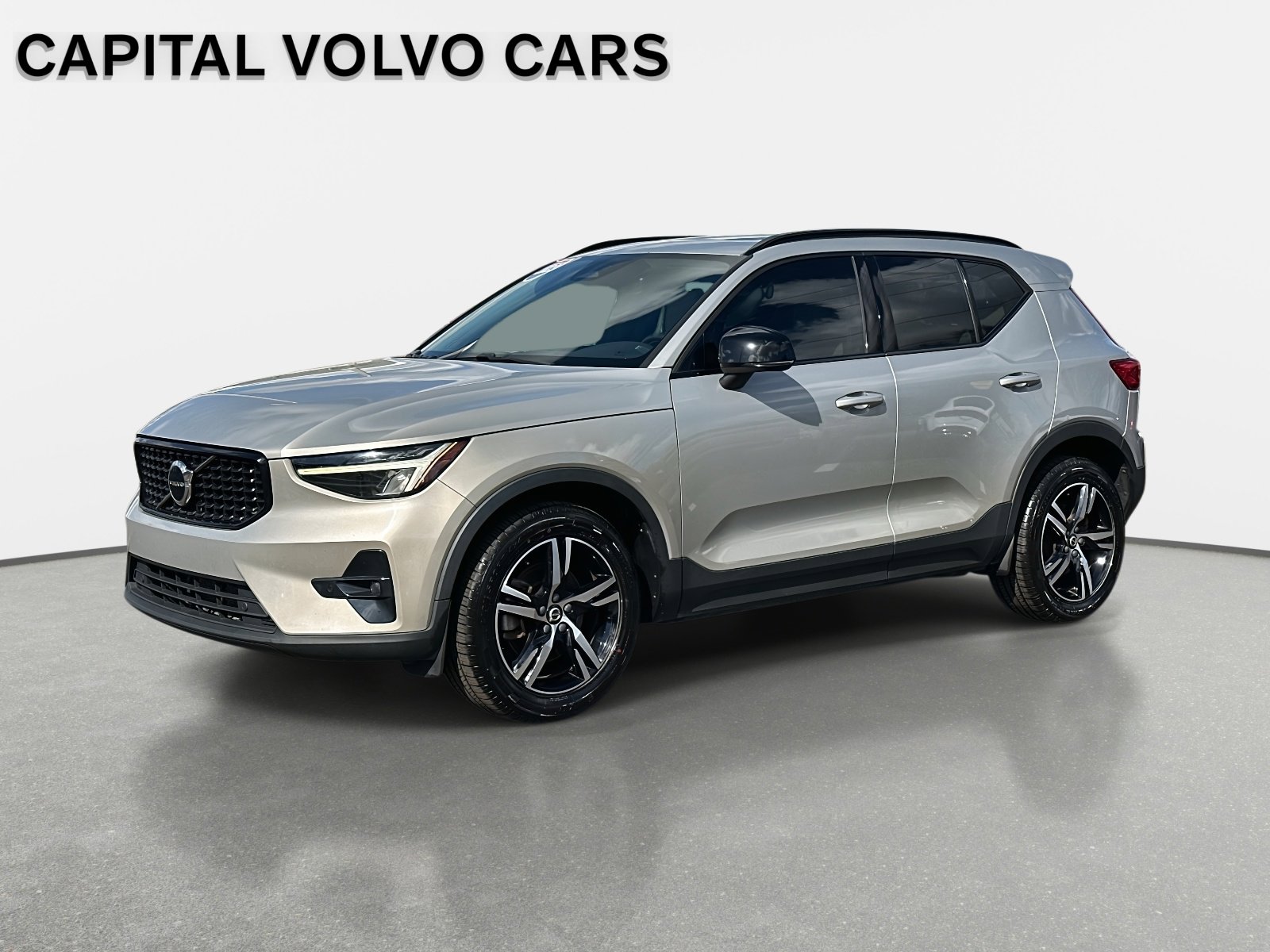 Certified 2023 Volvo XC40 B5 Plus image 1