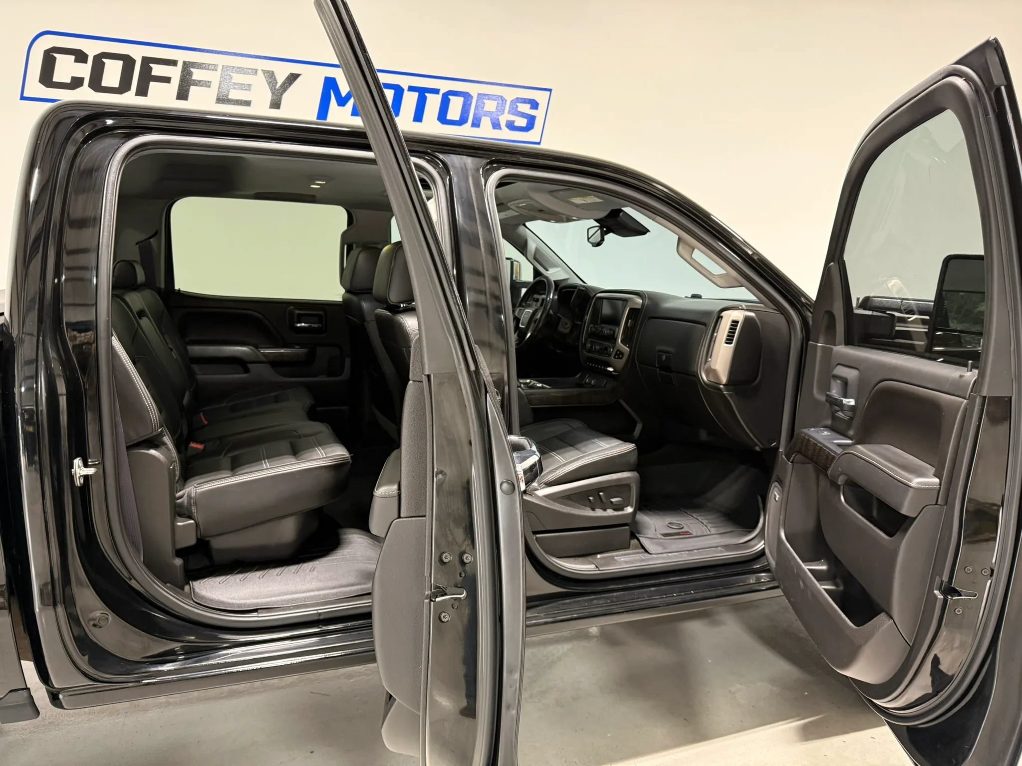 Used 2016 GMC Sierra 2500 Denali w/ Duramax Plus Package AWD/4WD image 11