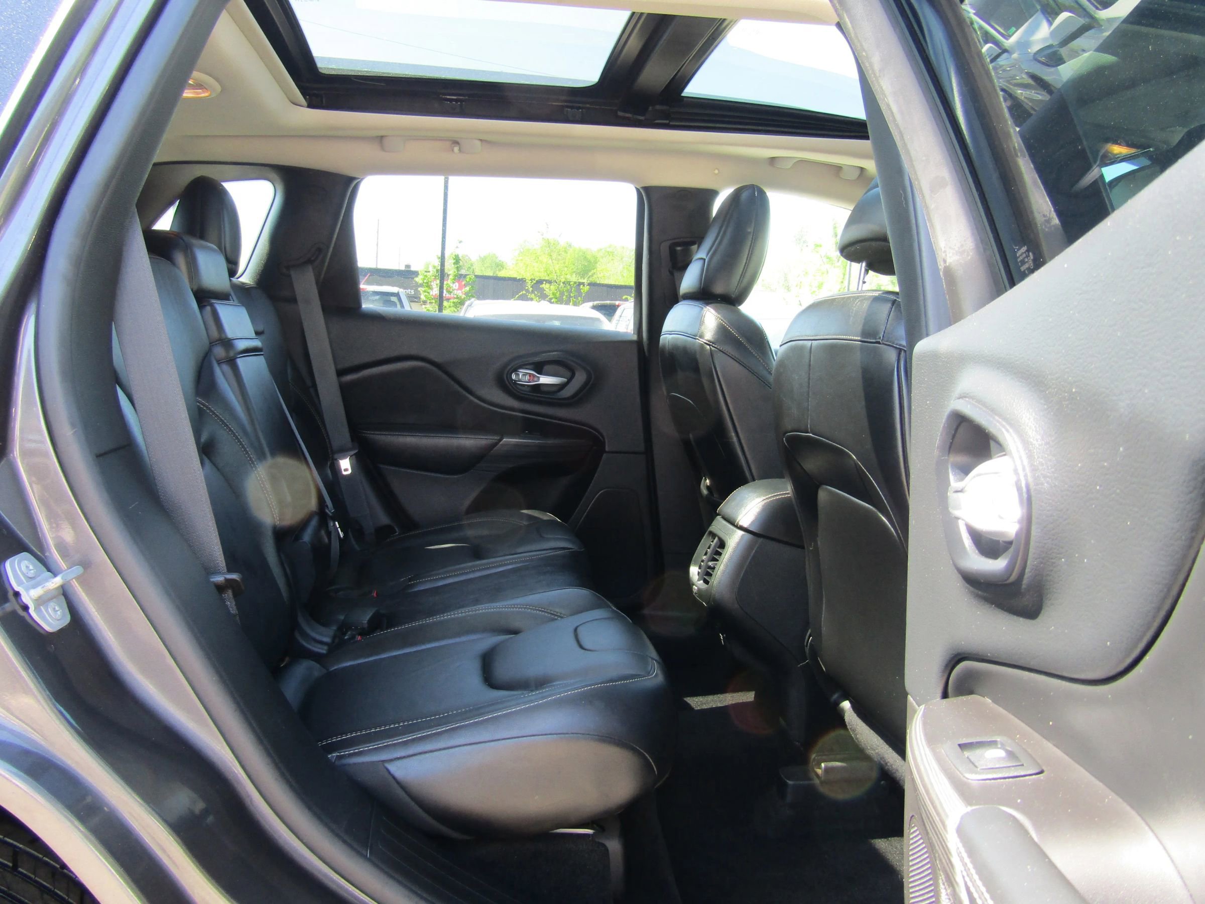 Used 2015 Jeep Cherokee Limited image 14