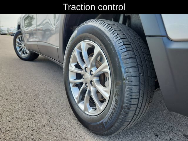 Used 2019 Jeep Cherokee Latitude Plus w/ Cold Weather Group AWD/4WD image 16