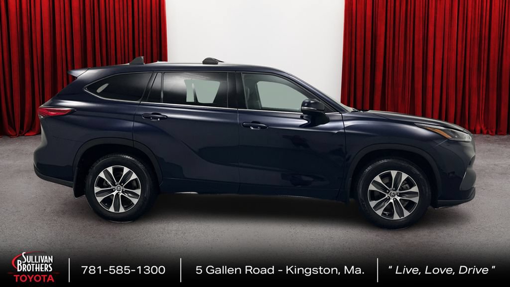 Used 2022 Toyota Highlander XLE AWD/4WD image 4