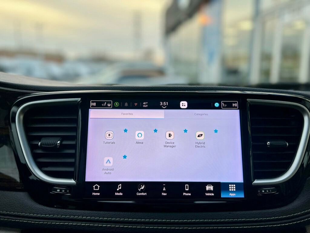 Used 2021 Chrysler Pacifica Limited w/ Uconnect Theater Family Group image 28