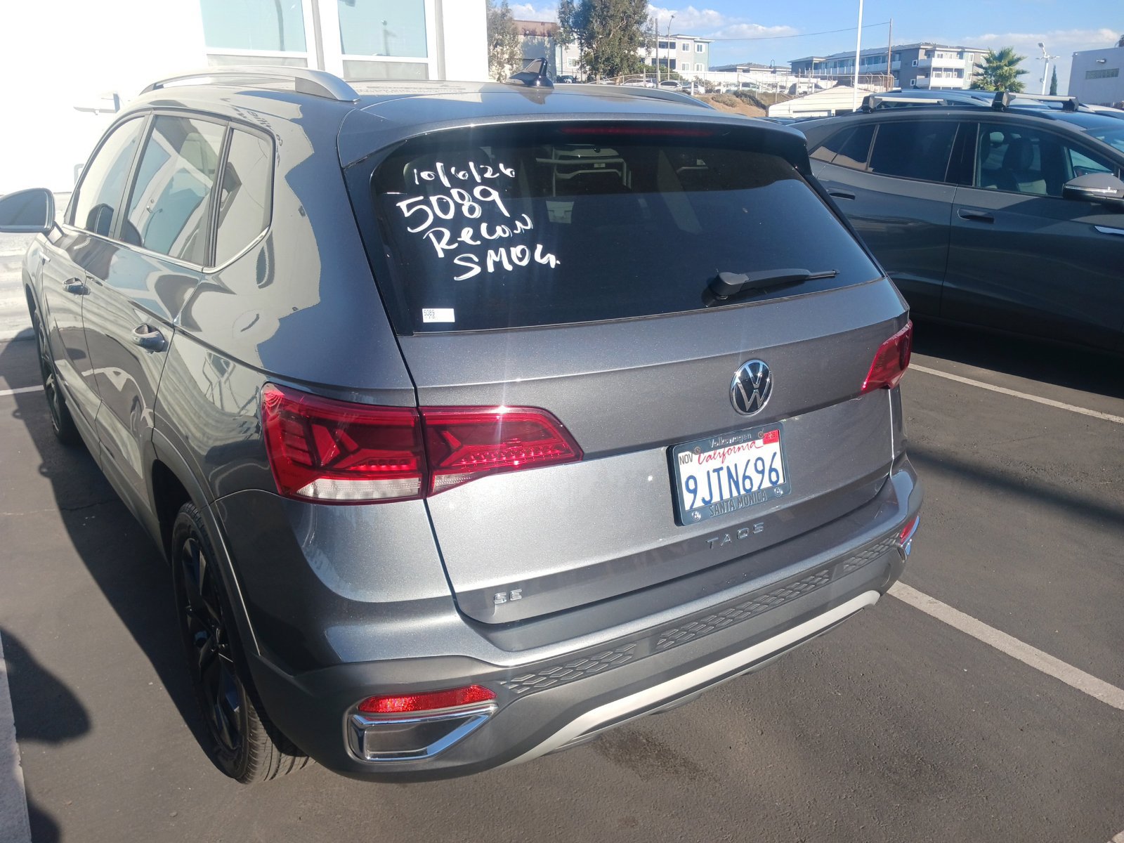 Used 2023 Volkswagen Taos SE w/ Panoramic Sunroof Package FWD image 4