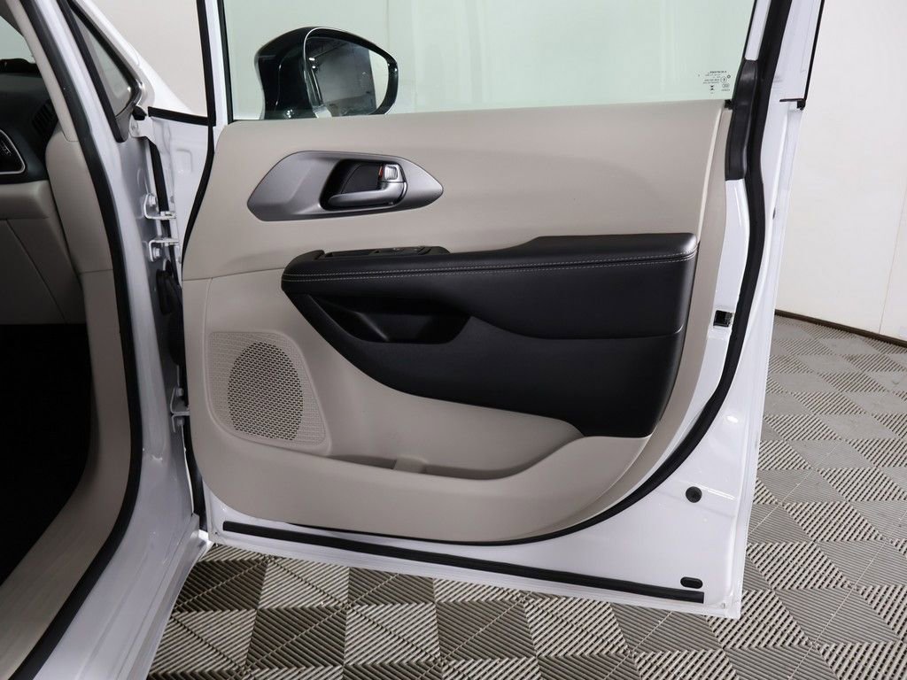 Used 2024 Chrysler Pacifica Touring-L FWD image 26