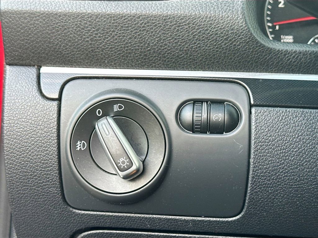 Used 2014 Volkswagen Eos w/ Sport Package FWD image 10