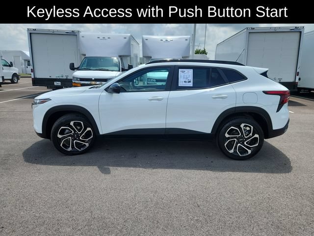 Used 2024 Chevrolet Trax RS w/ Sunroof Package FWD image 4