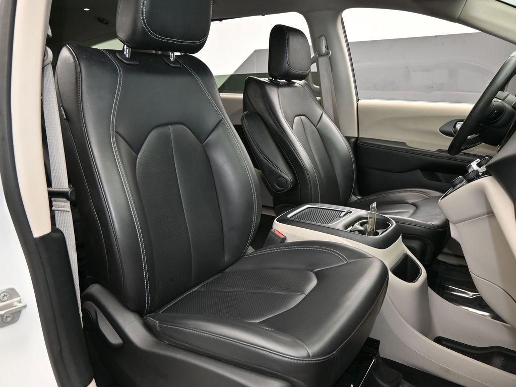Used 2023 Chrysler Pacifica Touring-L image 42