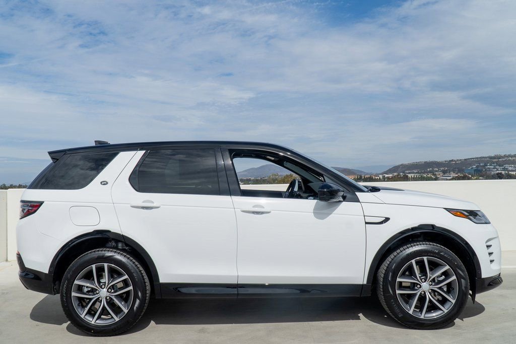 Used 2025 Land Rover Discovery Sport Dynamic SE image 7