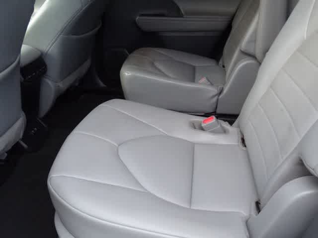 Used 2021 Toyota Highlander XLE FWD image 32