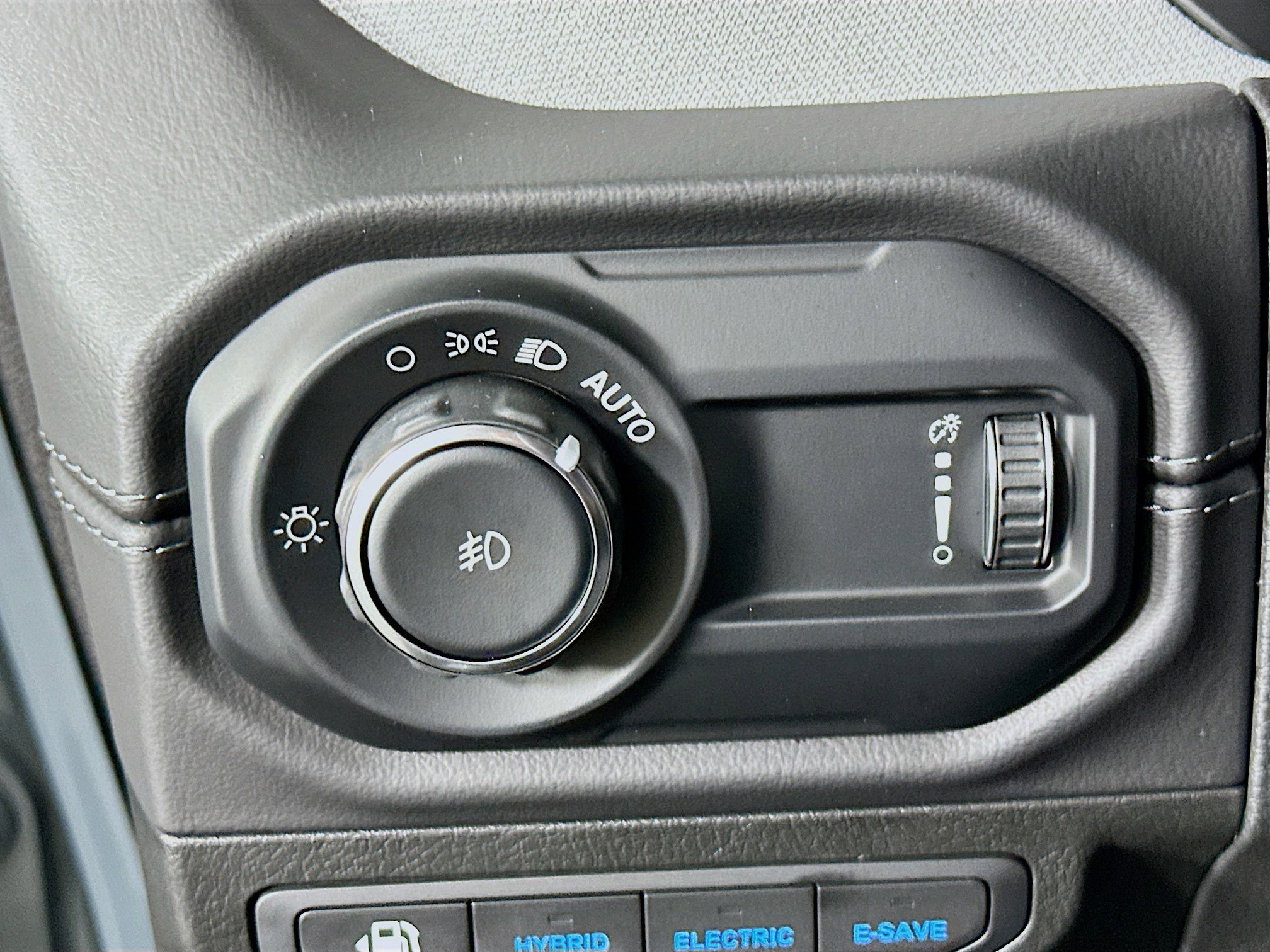 Used 2025 Jeep Wrangler Sahara image 16