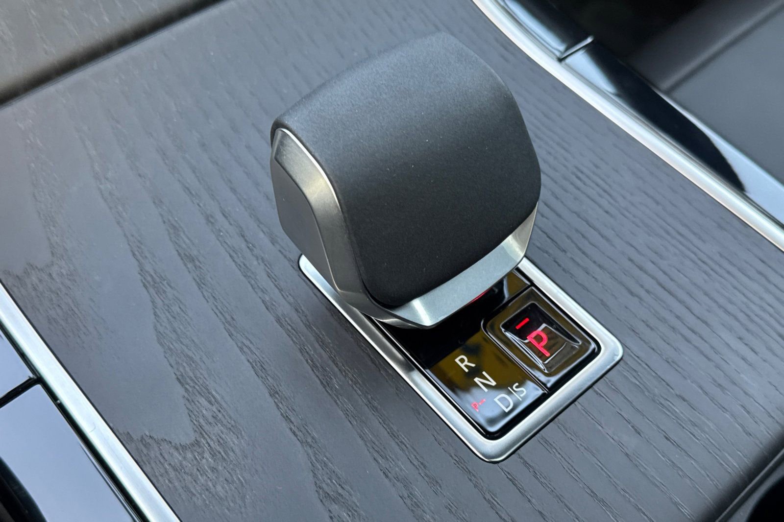 Used 2025 Land Rover Range Rover Velar Dynamic SE image 25