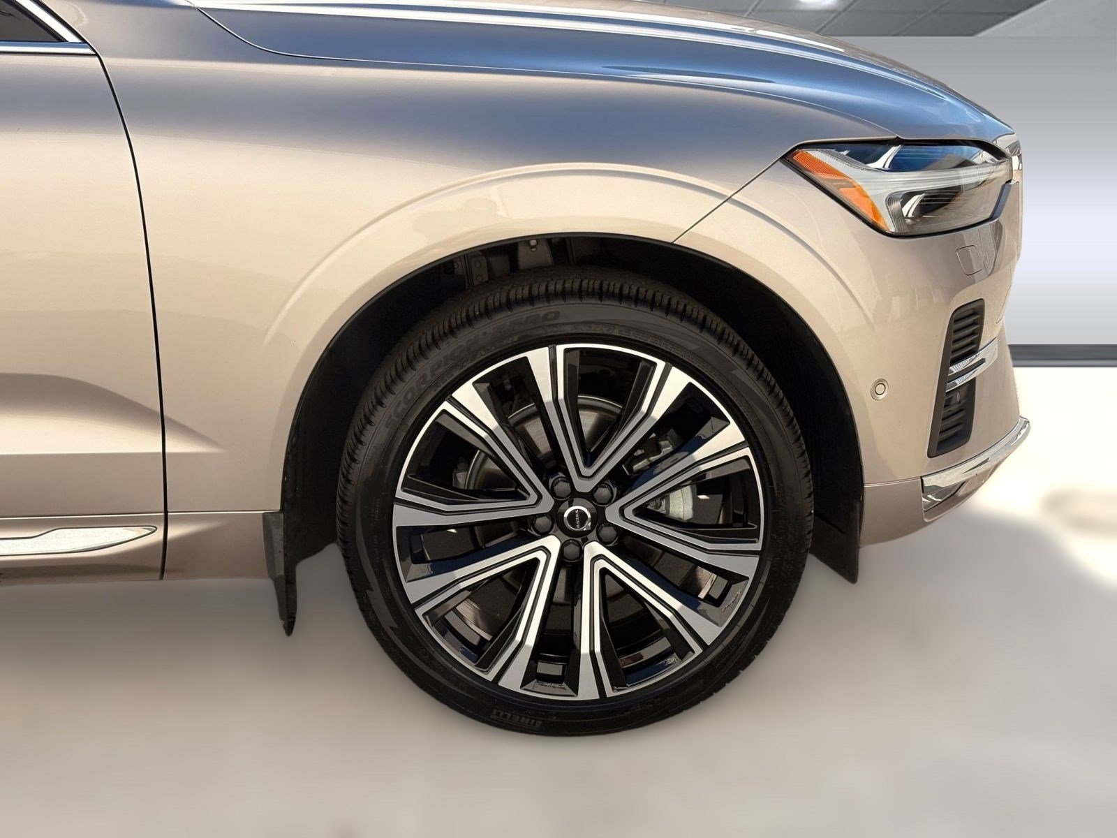 Certified 2023 Volvo XC60 B5 Ultimate image 12