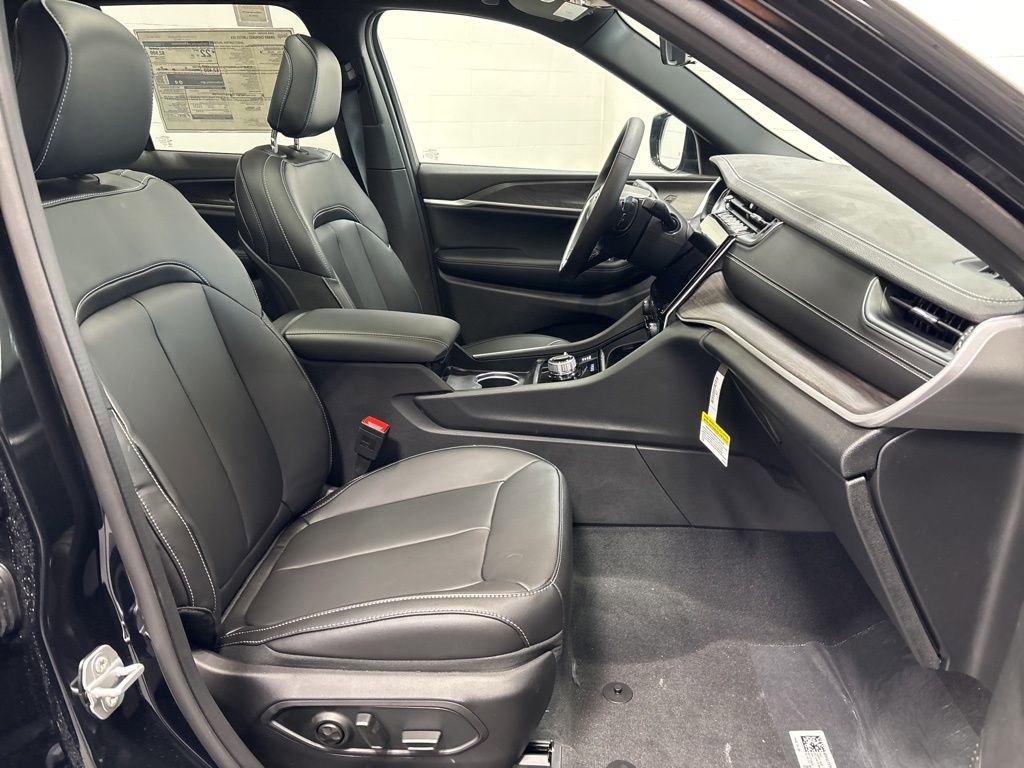 New 2025 Jeep Grand Cherokee Limited w/ Black Appearance Package image 11