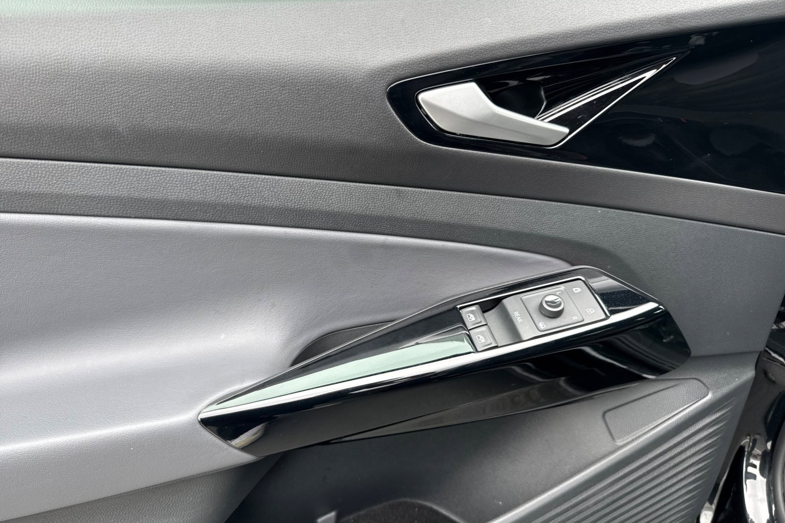 Used 2022 Volkswagen ID.4 Pro image 10