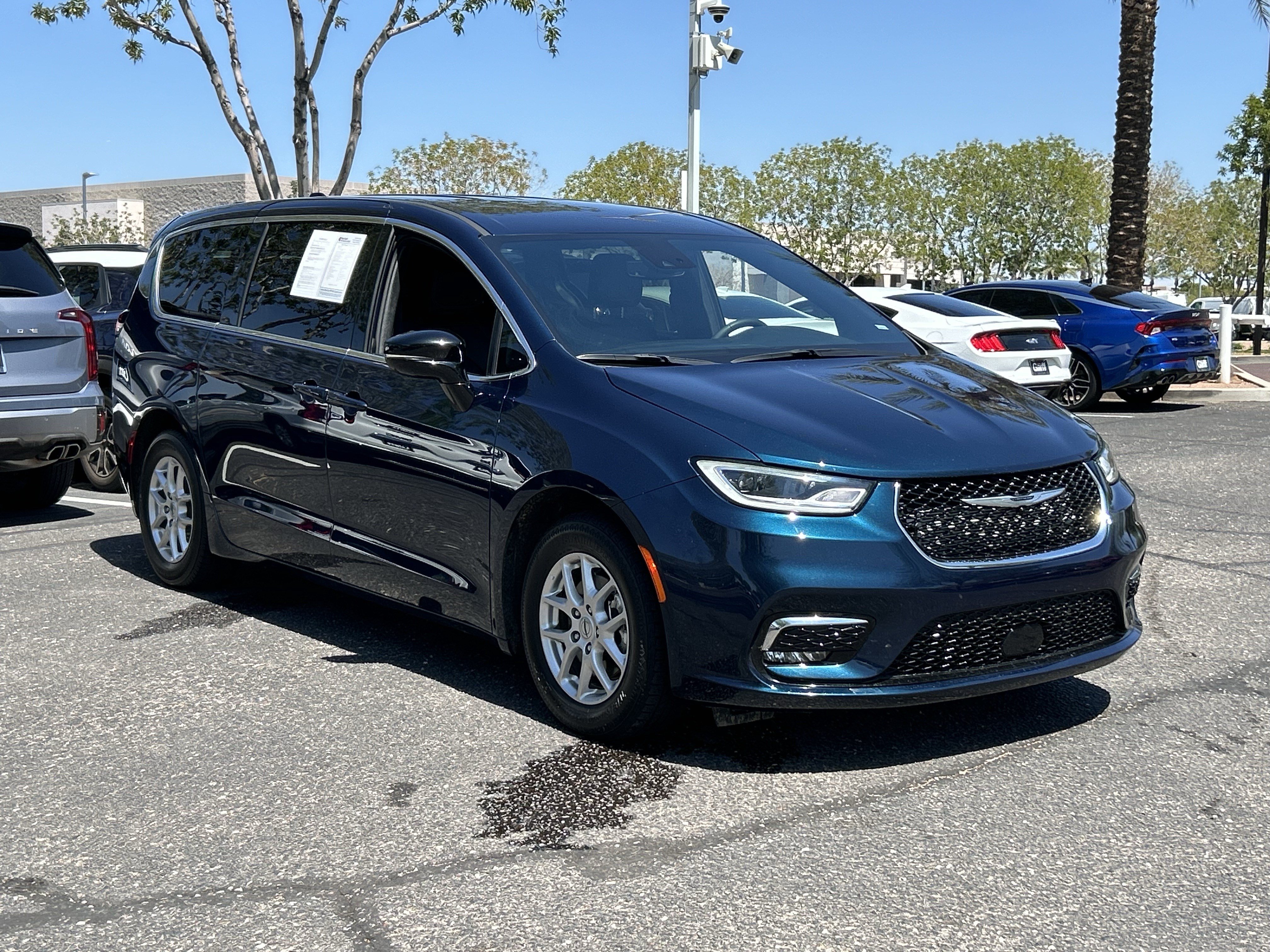 Used 2025 Chrysler Pacifica Select FWD image 6