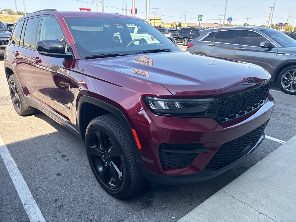 Used 2024 Jeep Grand Cherokee Altitude AWD/4WD image 1