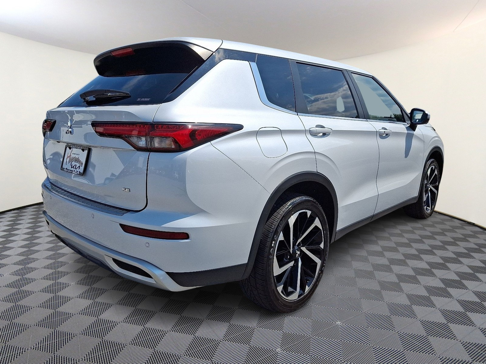Used 2024 Mitsubishi Outlander SE Black Edition AWD/4WD image 6