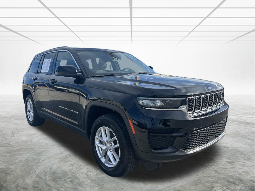 Used 2023 Jeep Grand Cherokee Laredo w/ Luxury Tech Group I RWD image 2