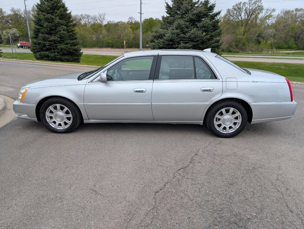Used 2011 Cadillac DTS FWD image 6
