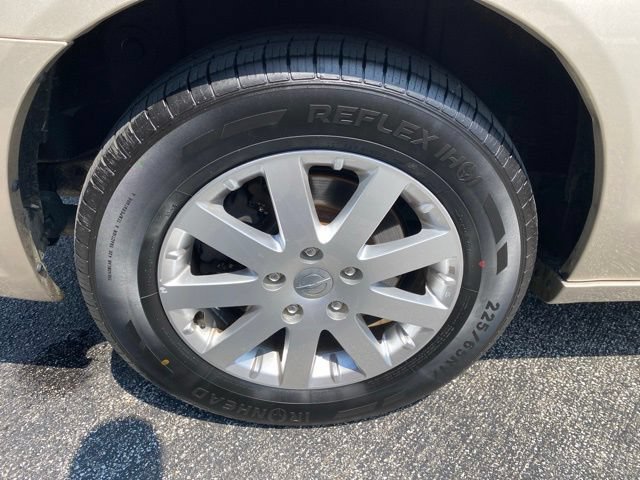 Used 2013 Chrysler Town & Country Touring FWD image 11