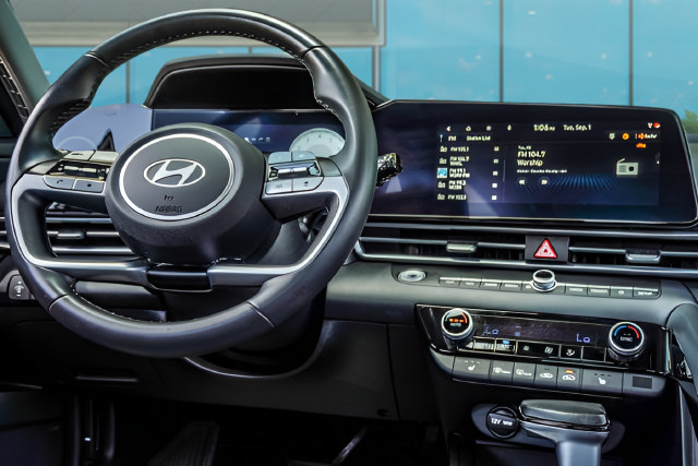 Used 2025 Hyundai Elantra Limited FWD image 18