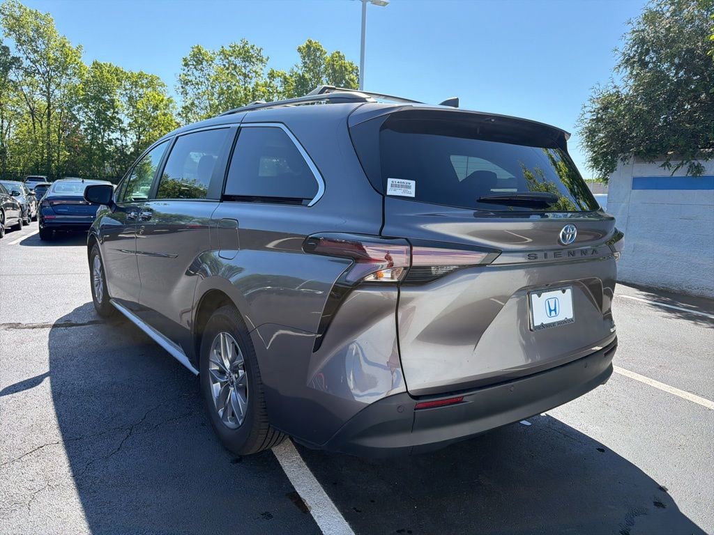 Used 2023 Toyota Sienna XLE FWD image 3