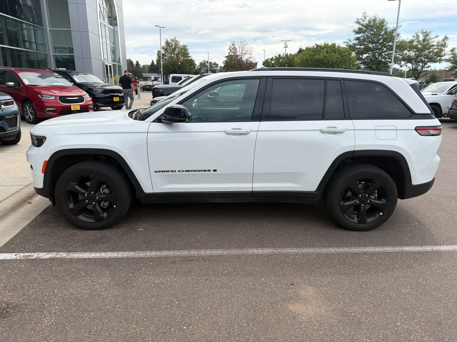Used 2023 Jeep Grand Cherokee Altitude AWD/4WD image 3