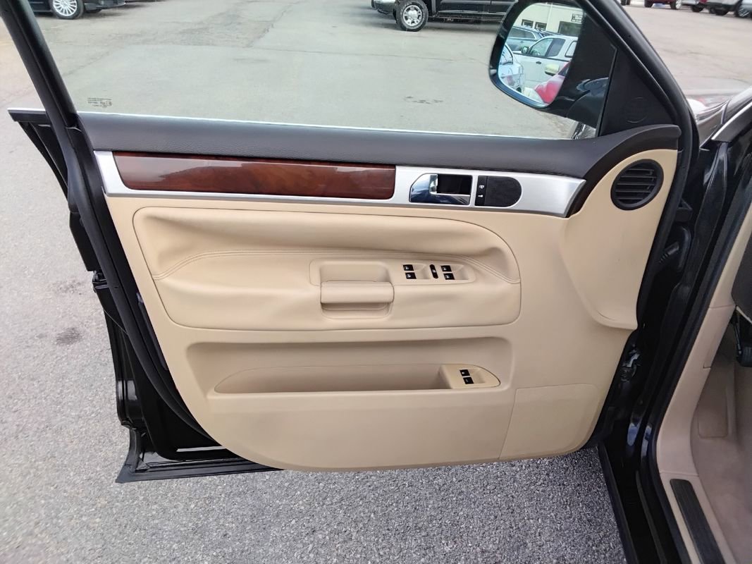 Used 2008 Volkswagen Touareg VR6 image 9