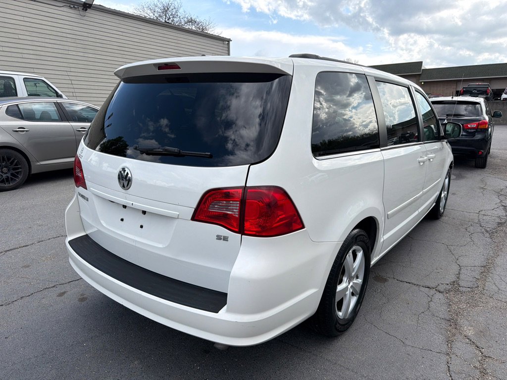 Used 2011 Volkswagen Routan SE image 6